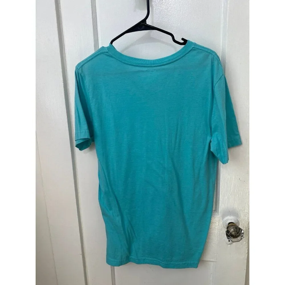 Arizona jeans, men’s size medium light blue T-shirt